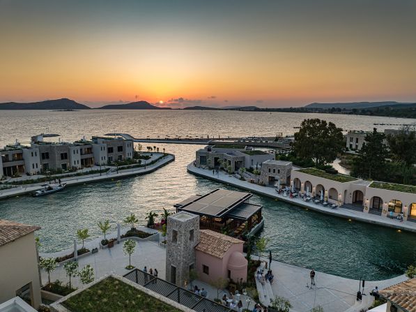 <strong>Navarino Agora: </strong>The development has a waterfront shopping and dining complex called Navarino Agora.