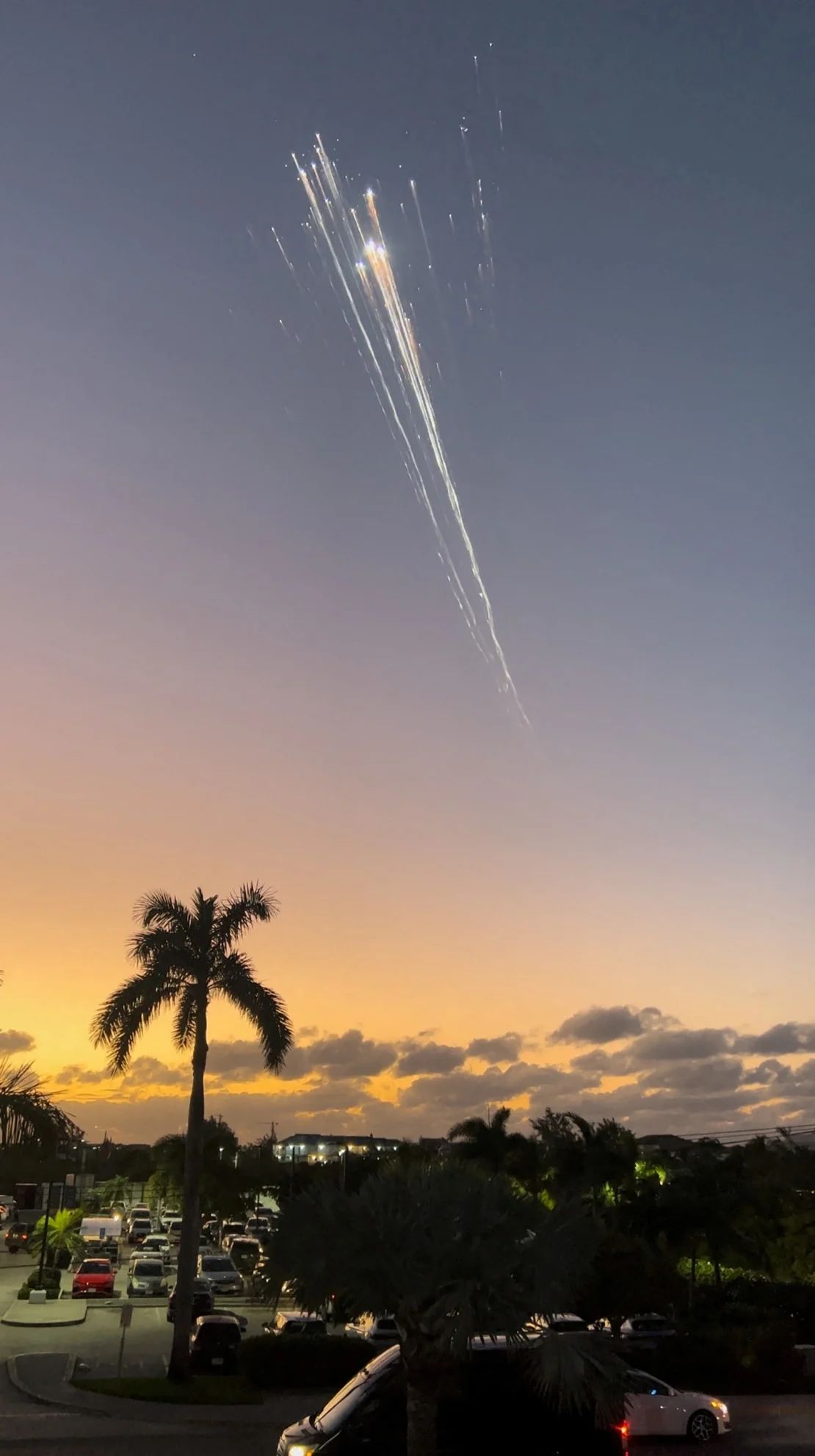 En esta captura de pantalla obtenida de un video de las redes sociales, bolas de luz anaranjadas vuelan por el cielo mientras se avistan restos de un cohete SpaceX lanzado desde Texas sobre las Islas Turcas y Caicos el 16 de enero.