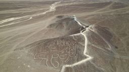 Un geoglifo de las Líneas de Nazca con forma de gato se ve desde arriba en Nazca, Perú, el 17 de mayo de 2023.