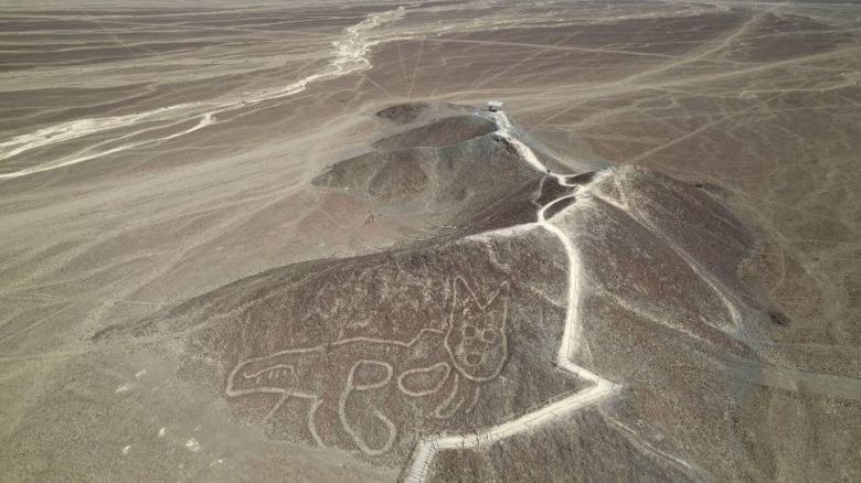 Un geoglifo de las Líneas de Nazca con forma de gato se ve desde arriba en Nazca, Perú, el 17 de mayo de 2023.