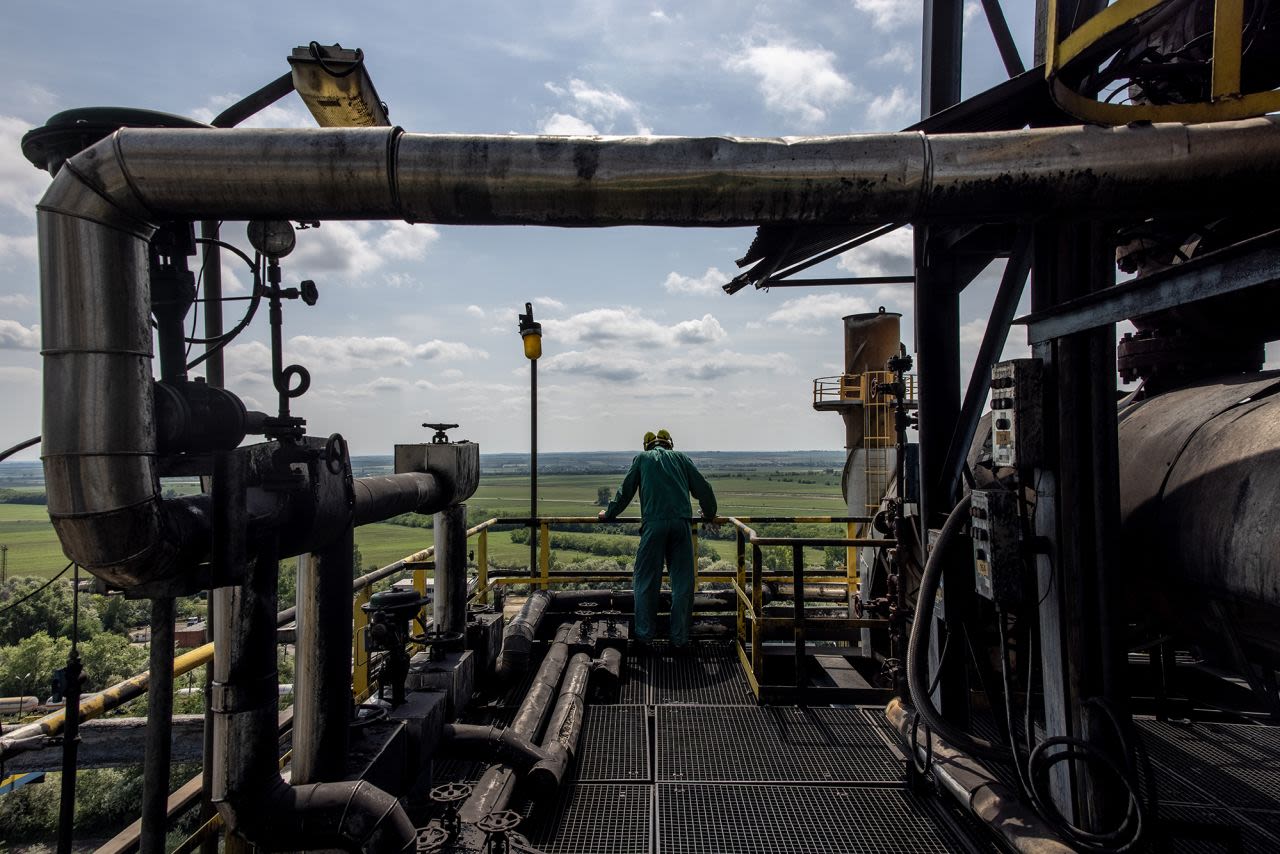 Un empleado se encuentra en una torre en la refinería de petróleo Duna de Hungría, donde llega el petróleo ruso a través del oleoducto Amistad (Druzhba), en mayo de 2022. Los principales importadores europeos de petróleo crudo ruso en julio de 2025 fueron Hungría y Eslovaquia, según los analistas.