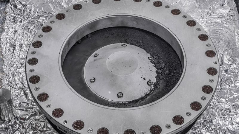 NASA가 지구 근처 소행성에서 수집한 깨끗한 샘플을 공개했습니다.