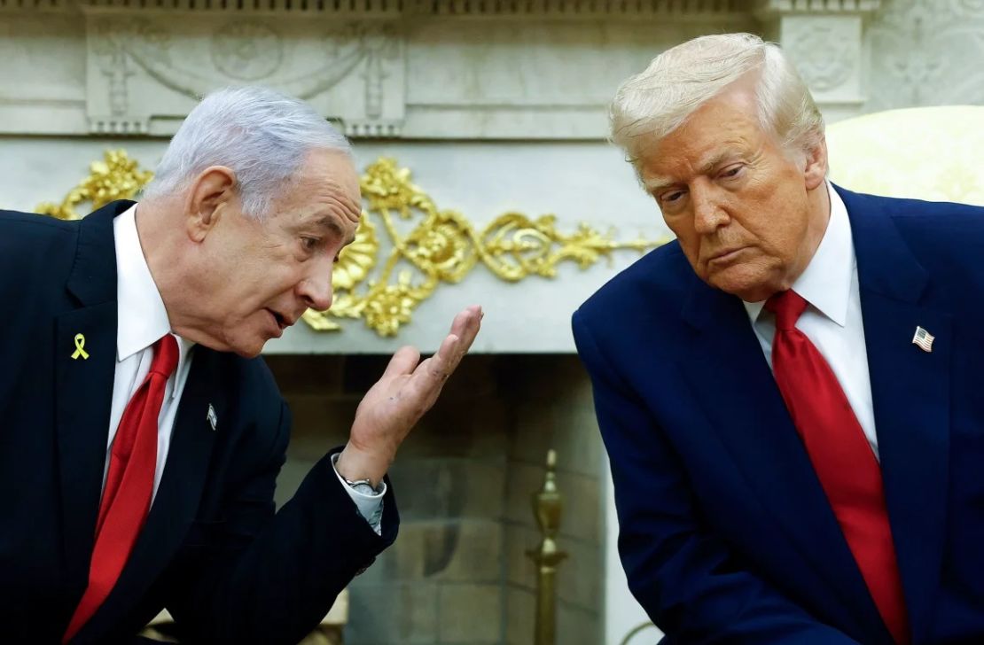 El primer ministro de Israel, Benjamin Netanyahu (izquierda), habla con el presidente de EE.UU., Donald Trump, en el Despacho Oval, el 7 de abril de 2025.