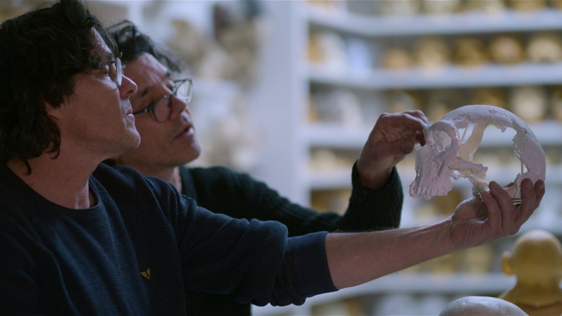 Duńscy artyści paleontolodzy Adre i Alfons Kenes stworzyli na potrzeby filmu rekonstrukcję twarzy neandertalskiej kobiety.