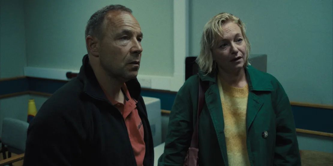 (De izquierda a derecha) Stephen Graham como Eddie Miller y Christine Tremarco como Manda Miller en 'Adolescence'.