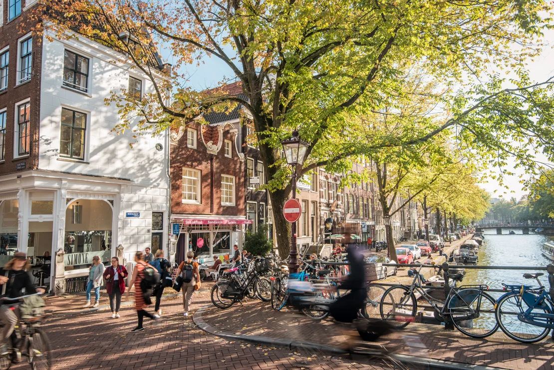 Los Países Bajos ocupan el puesto número 5 en la clasificación de 2025, justo detrás de cuatro países nórdicos. En la imagen se muestra Amsterdam.
