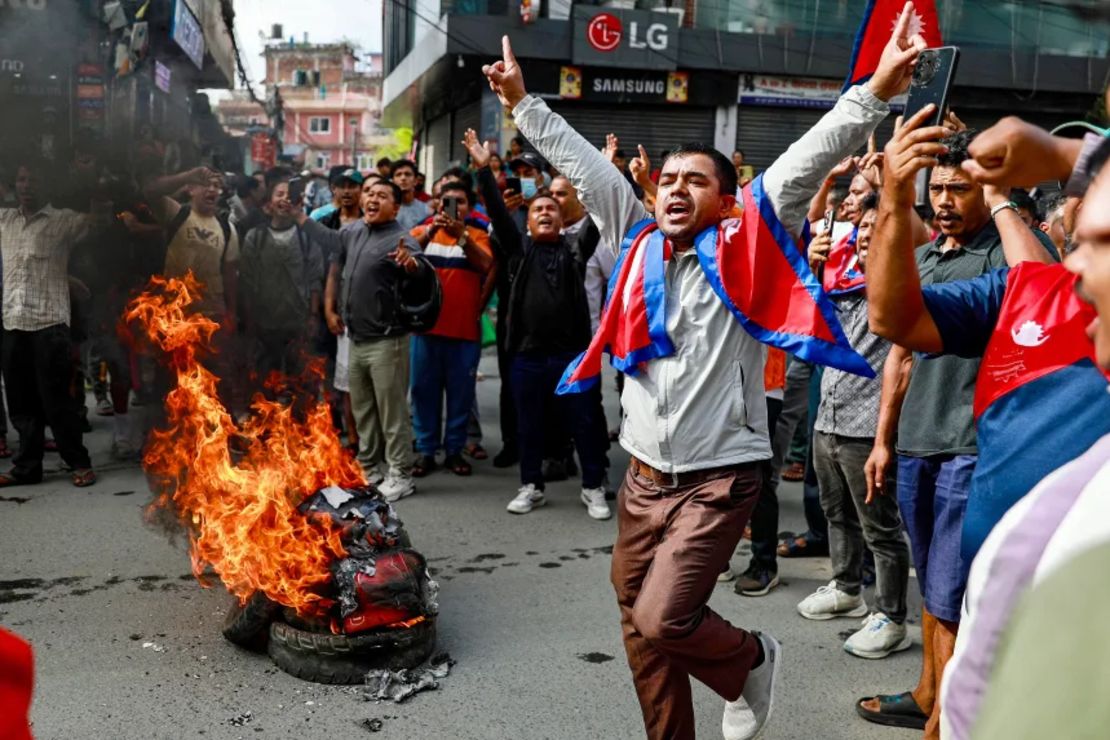 Los manifestantes rodean neumáticos en llamas durante una manifestación para condenar la represión mortal de la policía contra los manifestantes en Katmandú, Nepal, el 9 de septiembre.