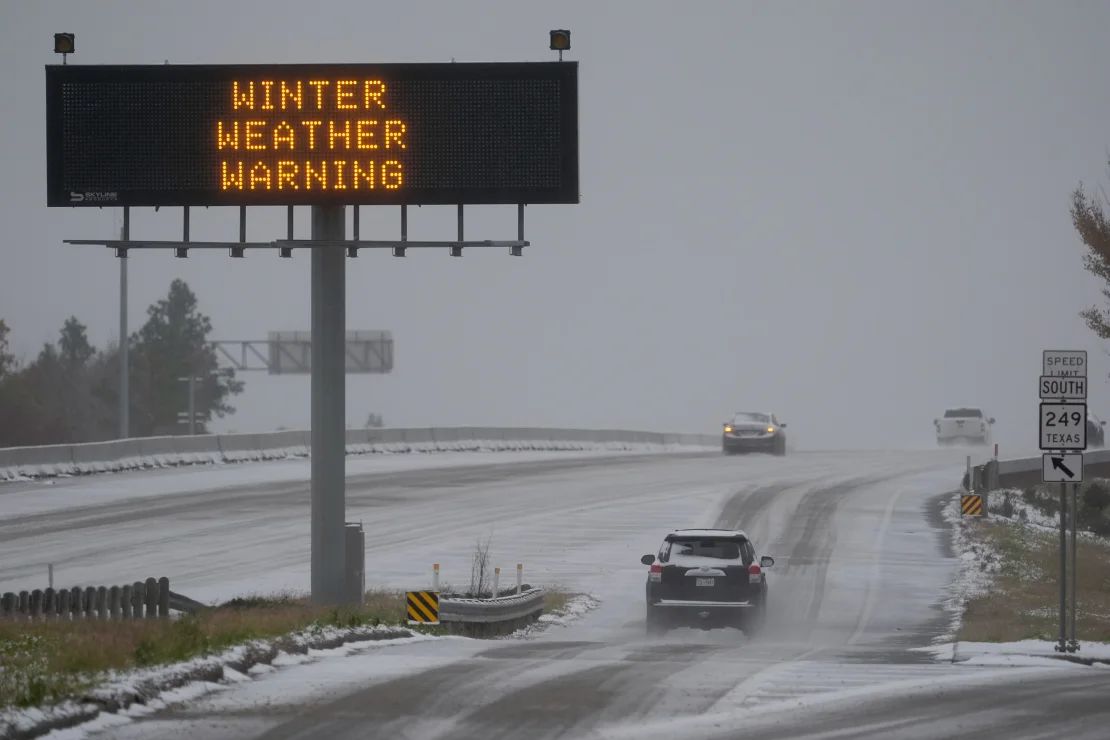 Los automóviles circulan por una carretera cubierta de nieve el martes en Houston.