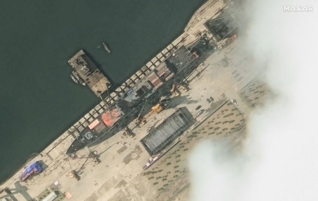 Esta imagen satelital muestra el segundo destructor más nuevo de Corea del Norte en el astillero de Chongjin, Corea del Norte, el 18 de mayo de 2025, pocos días antes de que sufriera daños debido a un "accidente grave" durante una ceremonia de botadura.