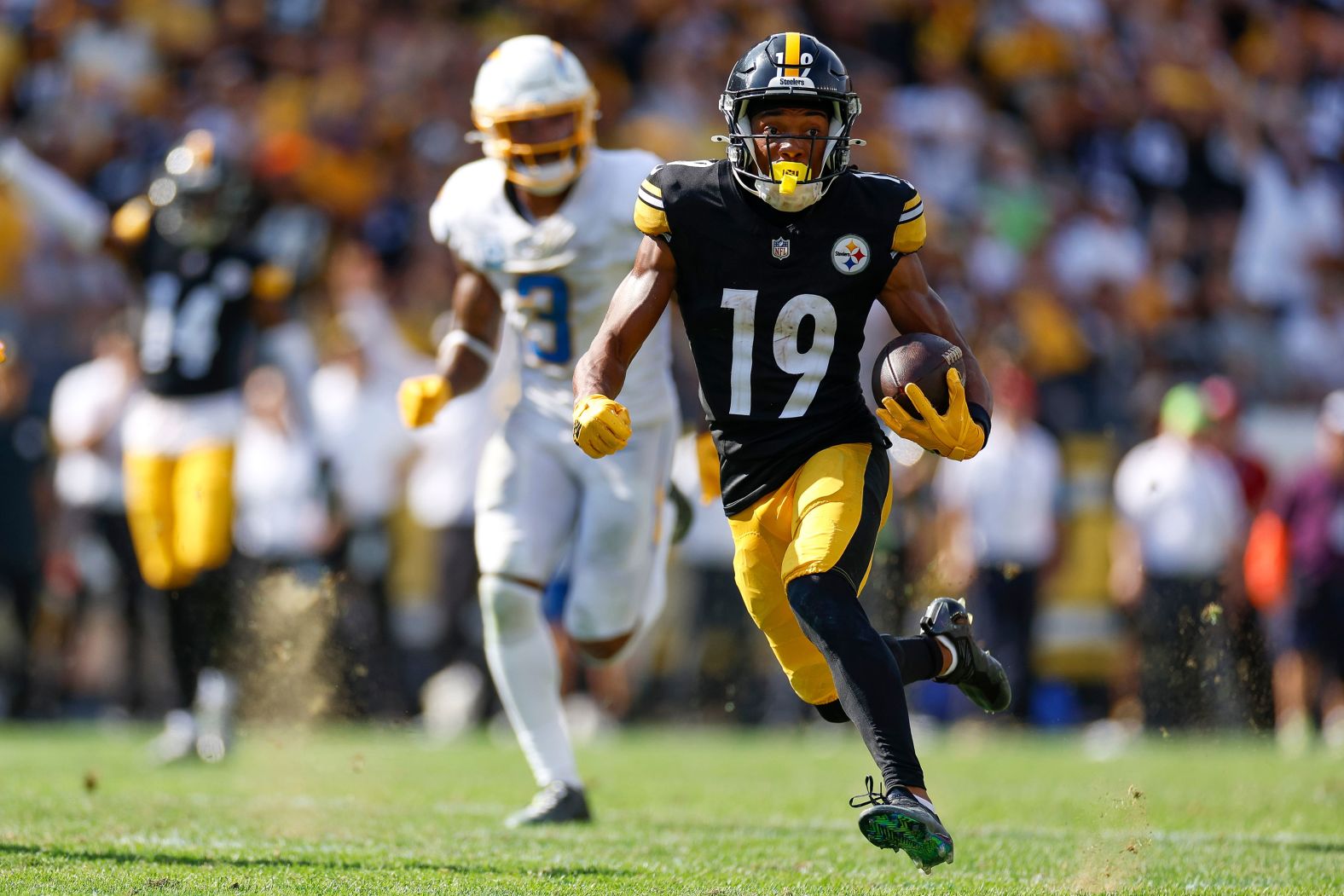 Pittsburgh Steelers wide receiver Calvin Austin III runs with the ball for a touchdown during the Steelers' 20-10 victory over the Los Angeles Chargers in Pittsburgh on Sunday, September 22.