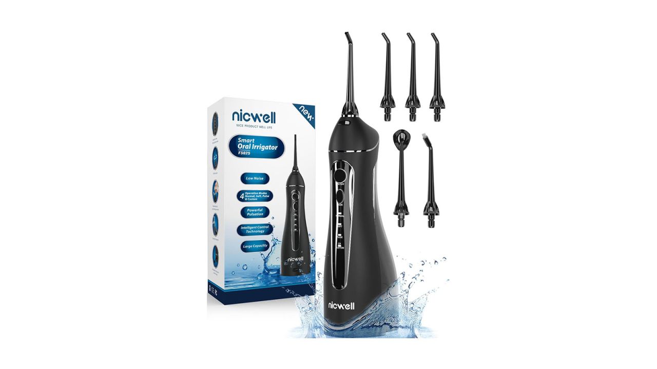 Zahnseide-Set mit Wasser neben der Produktverpackung.
