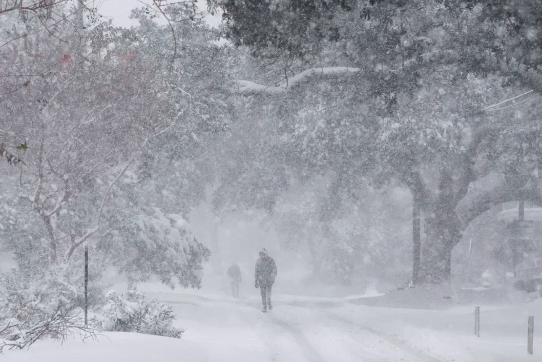 Personas caminan mientras cae nieve en Nueva Orleans el martes 21 de enero.