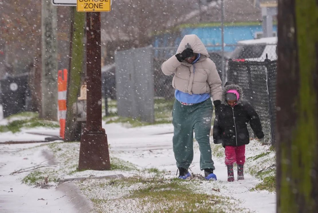 Lesley Martin y su hija de 4 años, Layla Richardson, caminan por una calle cubierta de nieve en Nueva Orleans el martes por la mañana.