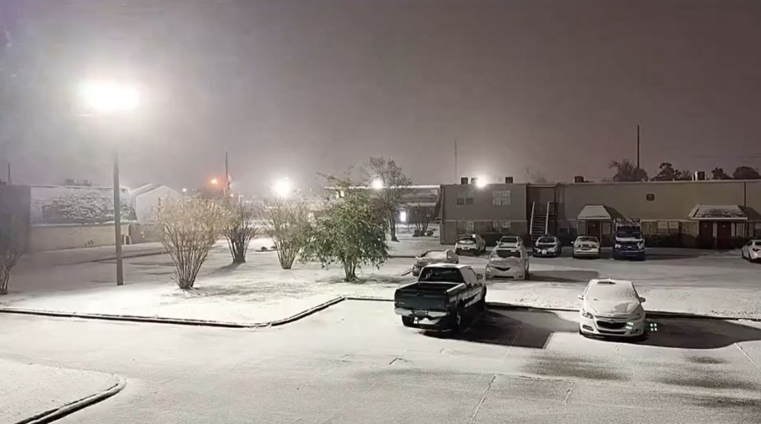 La nieve se acumula a medida que soplan ráfagas de viento en Lake Charles, Luisiana, la madrugada del martes.