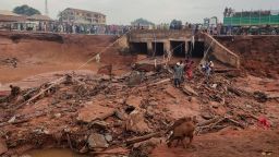 Personas buscan refugio tras las inundaciones en Mokwa, Nigeria, el viernes 30 de mayo de 2025.