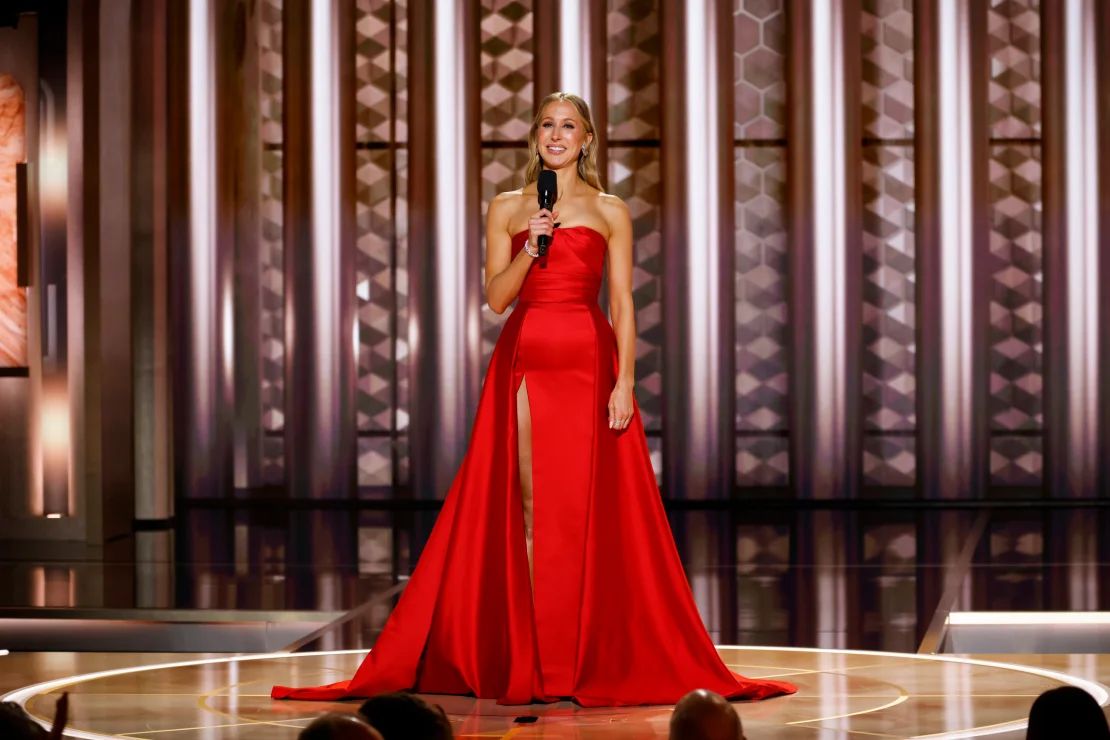 La presentadora Nikki Glaser en el escenario de los Globo de Oro.