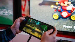 Un invitado juega a Mariokart World con la nueva consola Switch 2 de la compañía japonesa de videojuegos Nintendo durante la presentación mundial, en el Grand Palais de París, el 2 de abril de 2025.