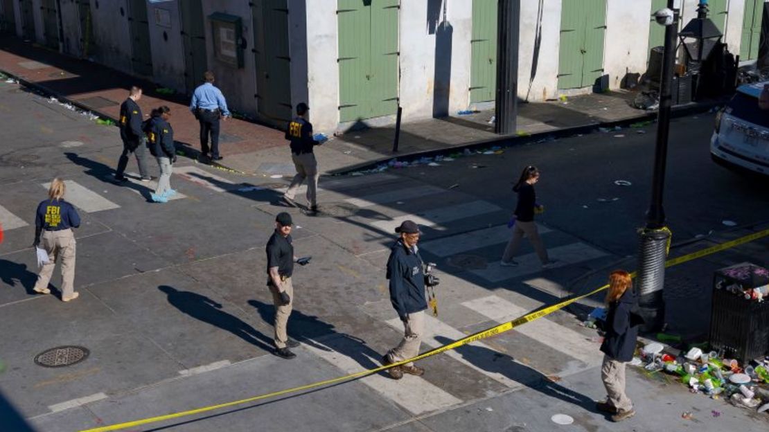 Miembros del FBI caminan por la calle Bourbon en Nueva Orleans el 1 de enero de 2025, durante la investigación del fatal ataque con camión del Día de Año Nuevo.