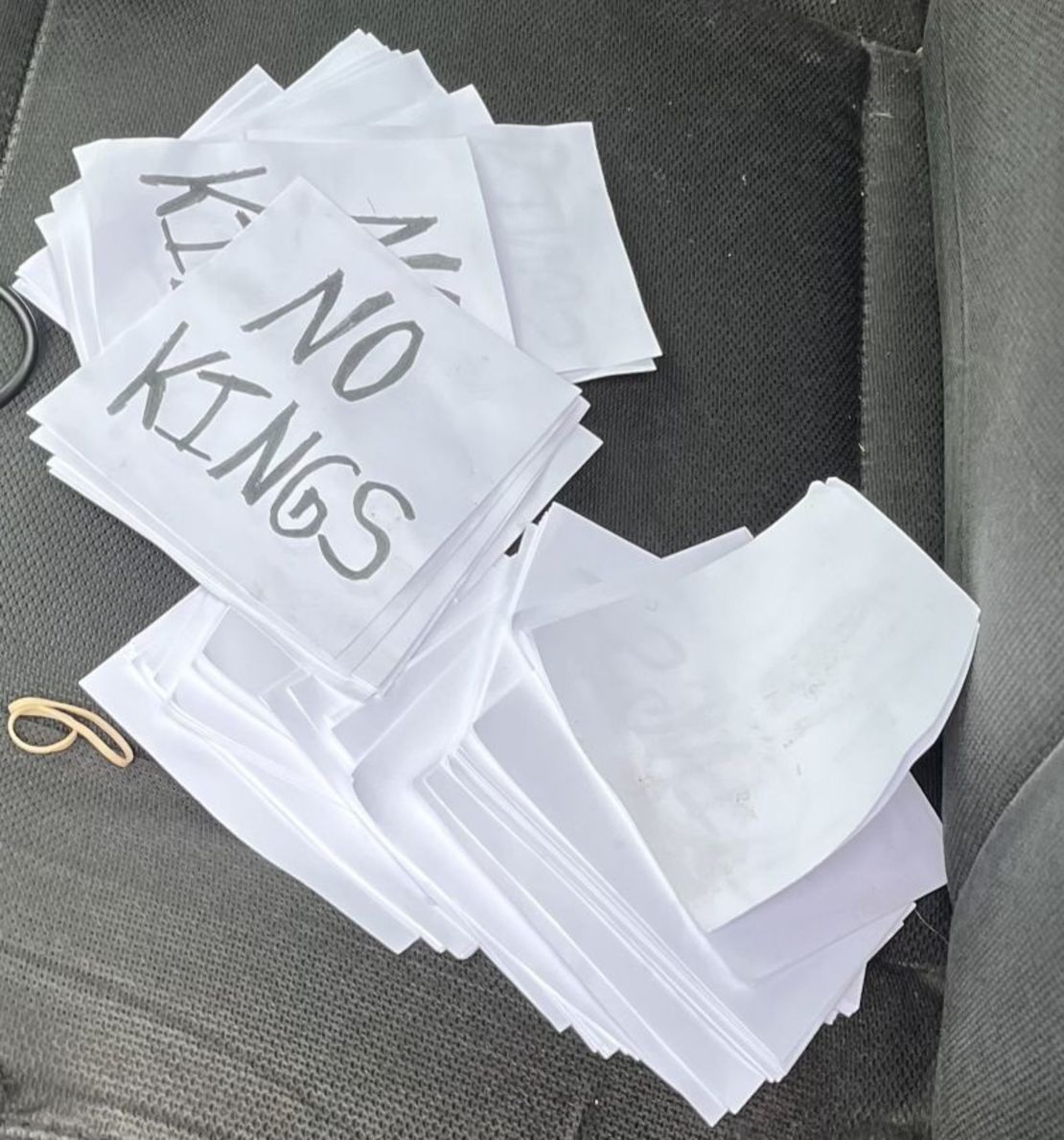 Folletos que, según las autoridades, fueron hallados en el auto del sospechoso.