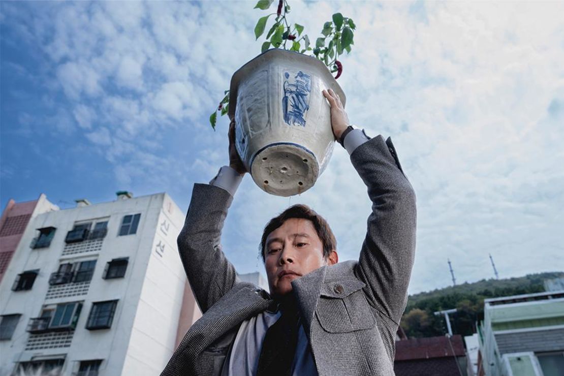 Lee Byung-hun en "No Other Choice", dirigida por Park Chan-wook.