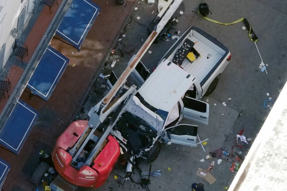 La camioneta blanca que el atacante condujo hacia una multitud en Bourbon Street en Nueva Orleans, matando e hiriendo a varias personas en el Día de Año Nuevo de 2025, es vista desde arriba durante la investigación.