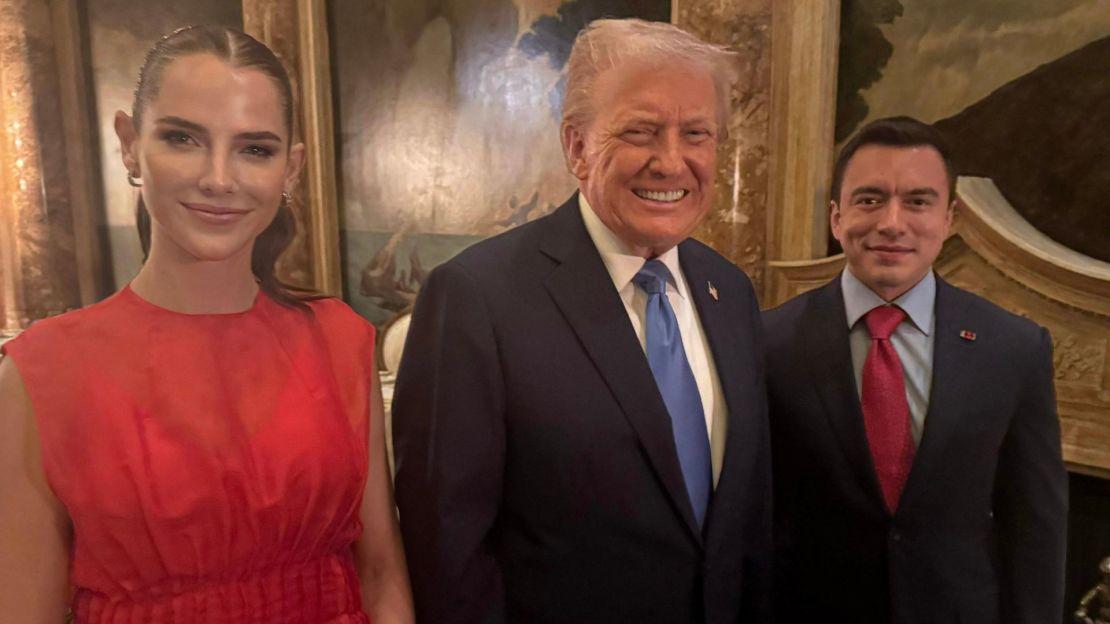 La primera dama de Ecuador, Lavinia Valbonesi, el presidente de EE.UU., Donald Trump, y el presidente de Ecuador, Daniel Noboa.