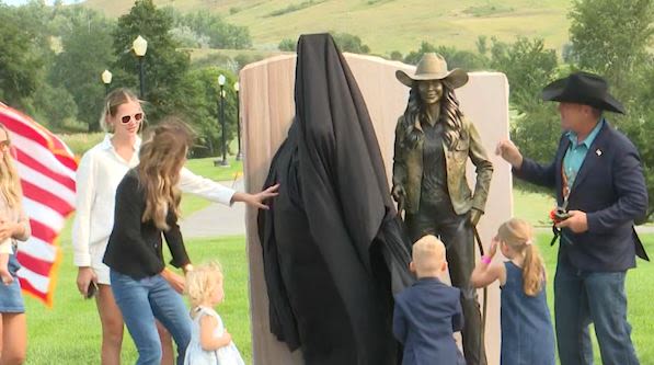 Inauguran estatua de bronce de Kristi Noem en Dakota del Sur