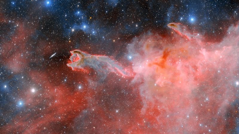 Nuove immagini del telescopio rivelano una spettrale “mano di Dio” nella Via Lattea che si estende attraverso l’universo