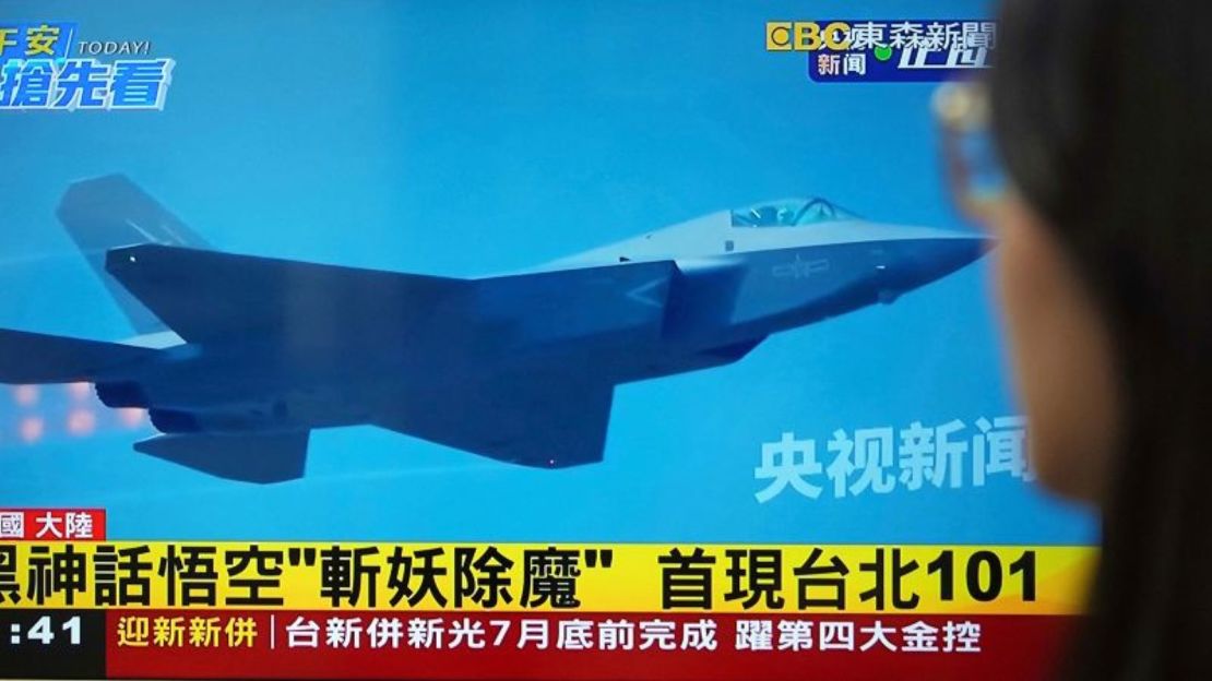 Un noticiero de televisión taiwanés informa sobre los ejercicios militares chinos cerca de Taiwán el 1 de abril de 2025.