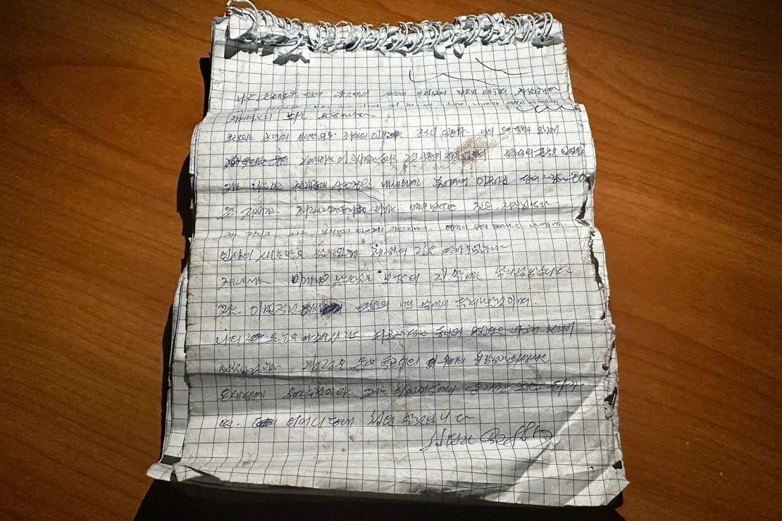 Una nota escrita a mano encontrada en uno de los soldados norcoreanos que murieron luchando contra las fuerzas ucranianas.