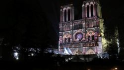 Un espectáculo de luces se proyecta en la fachada de Notre Dame.