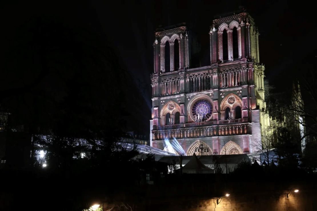 Un espectáculo de luces se proyecta en la fachada de Notre Dame.