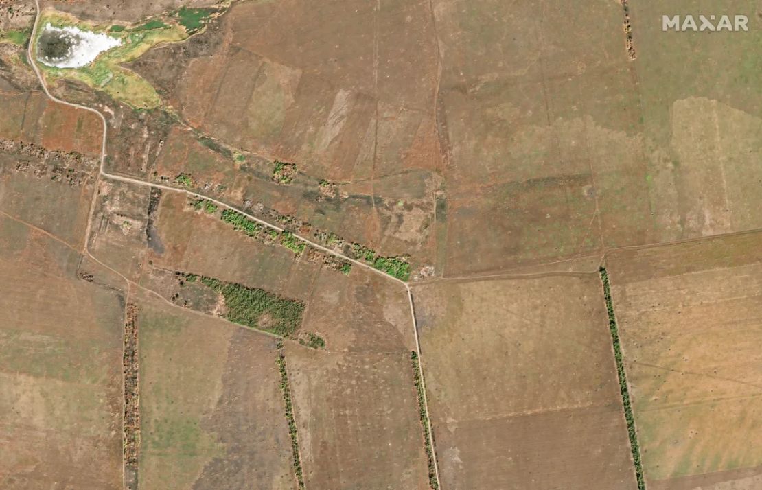 Imágenes satelitales de Novodarivka, región de Zaporiyia, tomadas por Maxar Technologies en octubre de 2024, muestran campos con vegetación, líneas de árboles y cráteres similares a los que se ven en el video del dron.