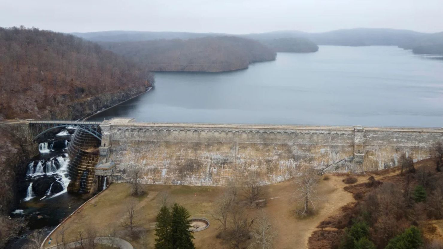 La presa New Croton y el embalse New Croton, que abastecen parte del agua potable de la ciudad de Nueva York, se ven en Cortlandt, Nueva York, el 20 de marzo de 2025.