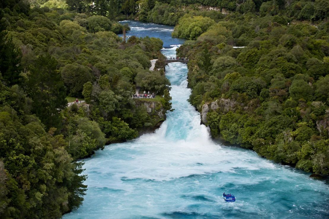 Las cataratas Huka, 250.000 litros de agua fluyen por las cataratas cada segundo.