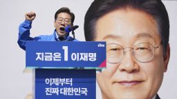 Lee Jae-myung, el candidato liberal del Partido Demócrata que se prevé que gane las elecciones de este martes, habla durante su campaña en Seúl el 12 de mayo.