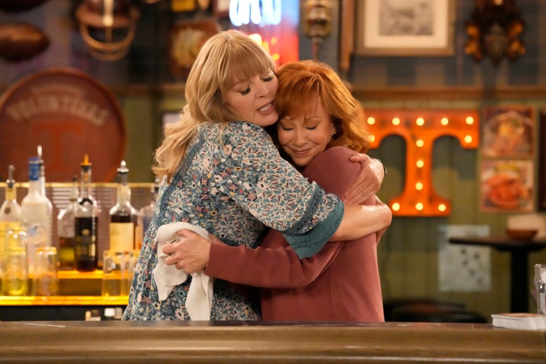 Melissa Peterman as Gabby and Reba McEntire as Bobbie in "Happy's Place."