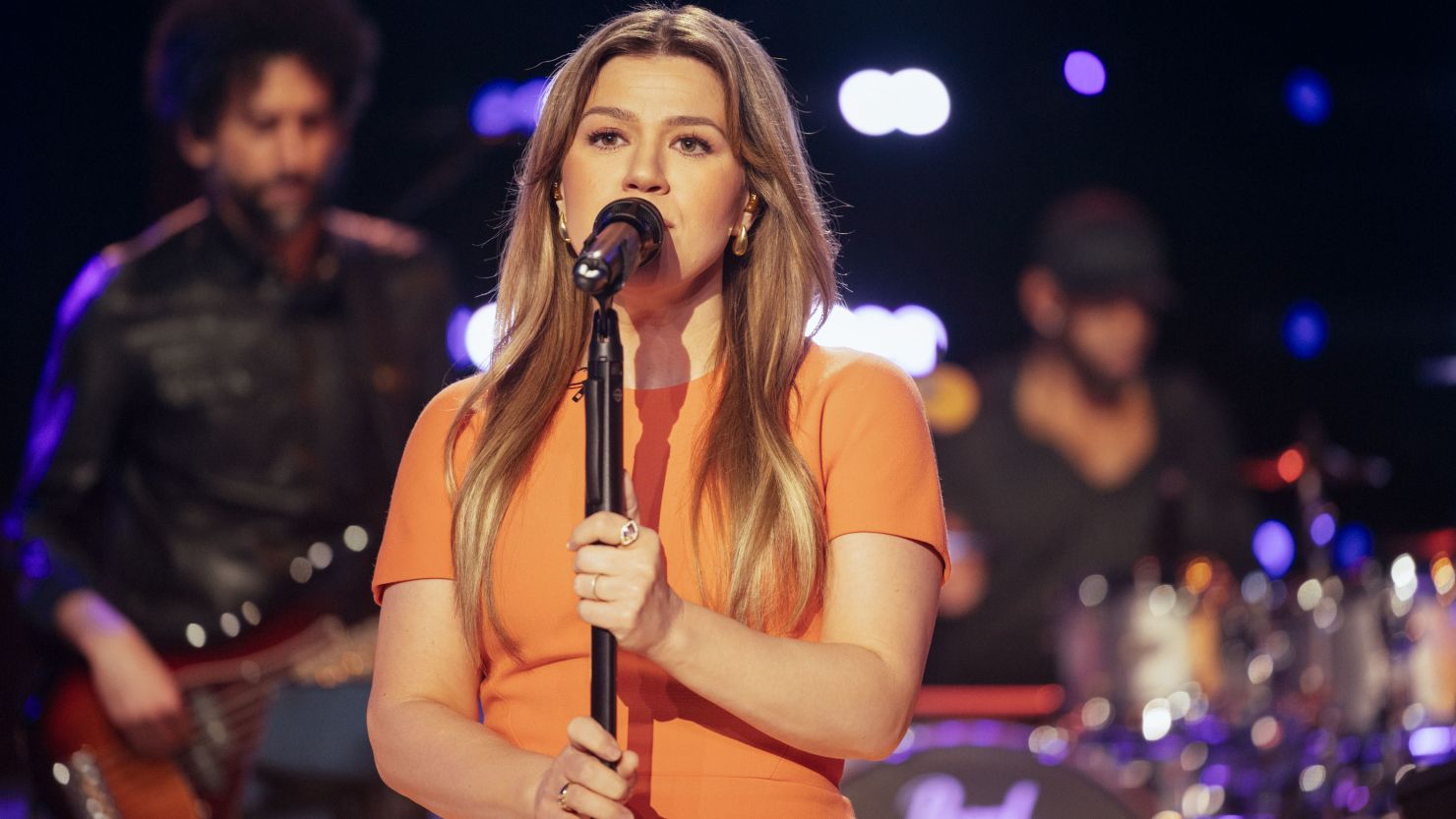 Kelly Clarkson tells her audience she's 'lost, alone, a lot' as she marks 1000th episode | CNN