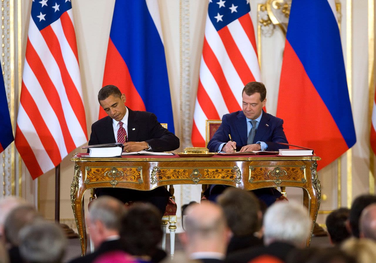 El presidente de Estados Unidos, Barack Obama, a la izquierda, y el presidente de Rusia, mitry Medvedev, firman el Nuevo START, un tratado de reducción de armas nucleares, en Praga, República Checa, en 2010.
