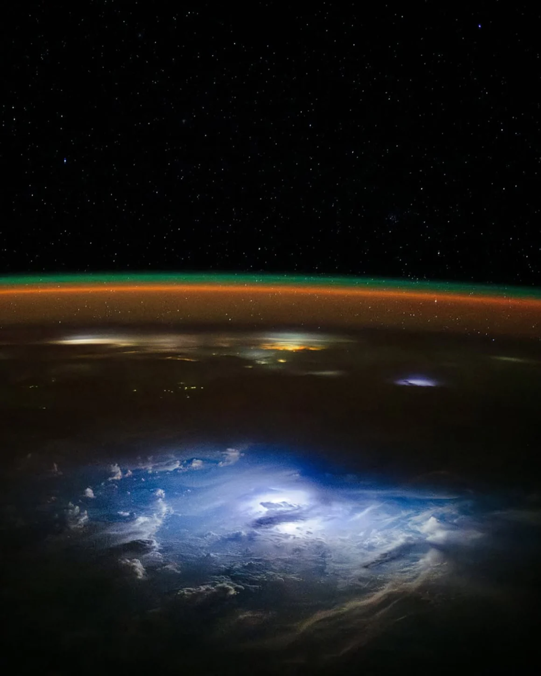 Pettit documenta la forma en que los relámpagos brillantes revelan nubes distantes sobre el océano Pacífico en una noche oscura de noviembre.