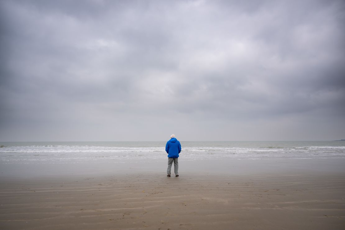 David Attenborough looks at sea in southern England. The film will be published in Kinos on its 99th birthday.