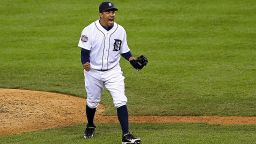 Octavio Dotel #20 de los Tigres de Detroit responde después de ponchar a Buster Posey #28 de los Gigantes de San Francisco en la octava entrada durante el Cuarto Juego de la Serie Mundial de las Grandes Ligas de Béisbol en Comerica Park el 28 de octubre de 2012 en Detroit, Michigan.