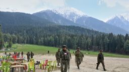 Oficiales de seguridad indios inspeccionan el lugar en Pahalgam donde militantes abrieron fuego contra turistas en Pahalgam, en la Cachemira controlada por la India, el miércoles 23 de abril de 2025.