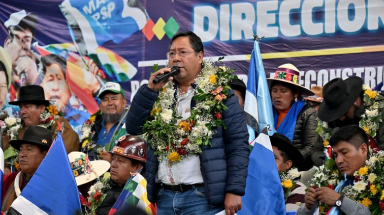 El presidente de Bolivia, Luis Arce, habla con sus partidarios durante una manifestación del partido gobernante Movimiento Al Socialismo (MAS) en El Alto, Bolivia, el 21 de febrero de 2025.