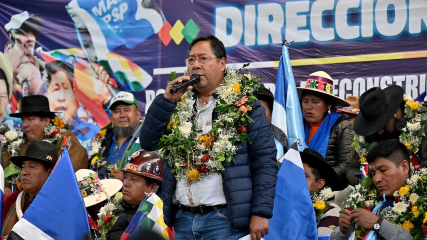 El presidente de Bolivia, Luis Arce, habla con sus partidarios durante una manifestación del partido gobernante Movimiento Al Socialismo (MAS) en El Alto, Bolivia, el 21 de febrero de 2025.