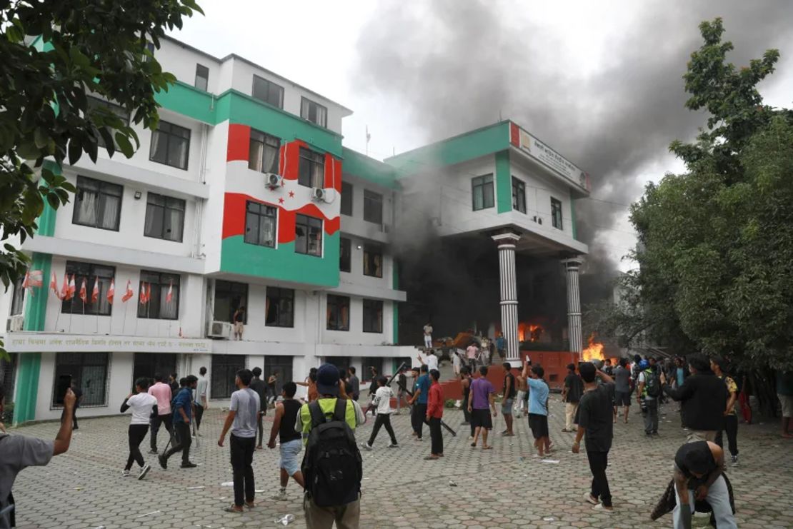 Manifestantes se reúnen frente a la oficina del Congreso Nepalí en llamas durante una protesta en Katmandú, Nepal, el 9 de septiembre.