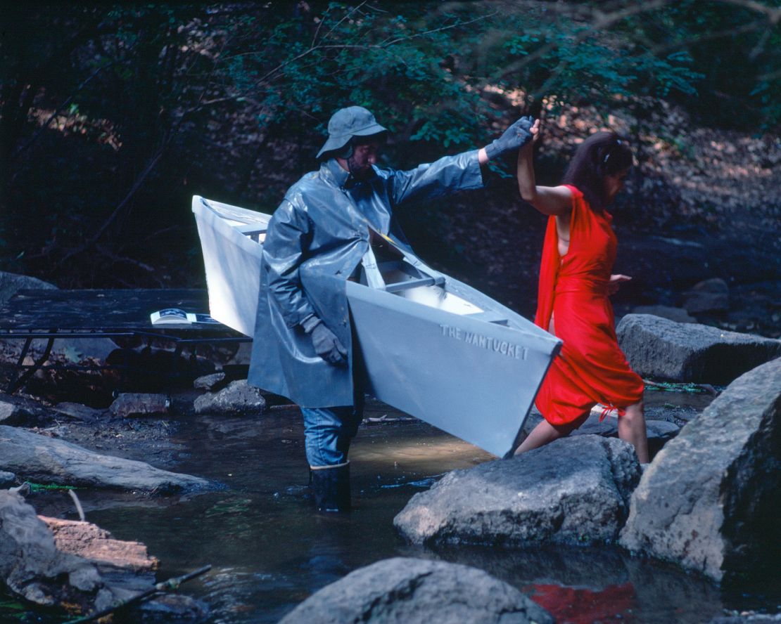 Lorraine O'Grady, « Rivers, First Draft : The Nantucket Memorial guide la Femme en rouge de l'autre côté du ruisseau », 1982/2015.