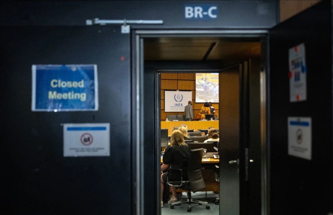 Los gobernadores toman un descanso para almorzar durante la reunión de la Junta de Gobernadores del OIEA en la sede del Organismo Internacional de Energía Atómica (OIEA) en Viena, Austria, el 13 de junio de 2025.