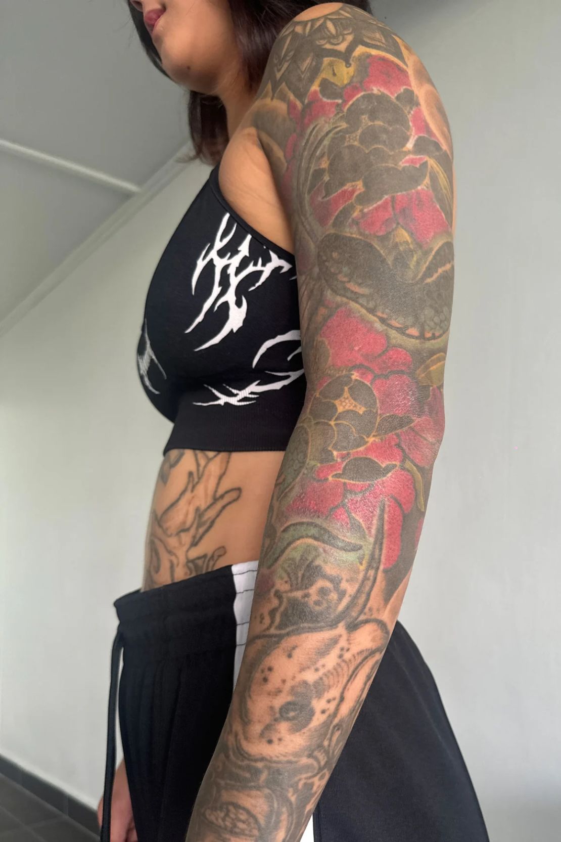 La manga izquierda de Jayne cubría tatuajes antiguos. Ahora espera deshacerse de todos ellos.