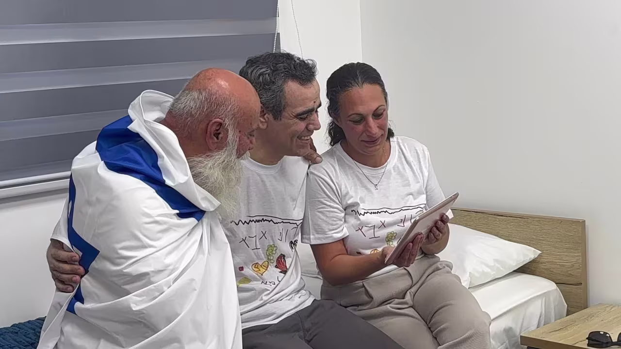 Lishay Miran-Lavi y Dani Miran acompañan a Omri Miran en la base militar de Re'im.